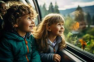 les enfants à la recherche en dehors de train les fenêtres dans admiration photo