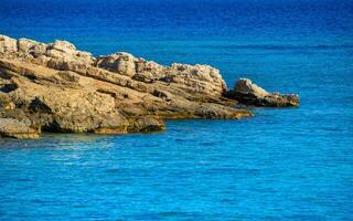 rochers et mer, magnifique bleu mer photo