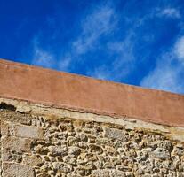 bleu ciel et une Orange détails de une vieux bâtiment - béton et vieux brique photo