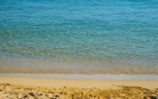 magnifique calme mer sur une vide relaxant sablonneux plage photo