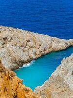 magnifique nuances de bleu mer et Orange falaises - Grèce photo