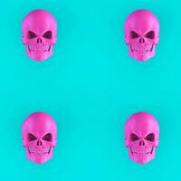 quatre brillant rose crânes sur pastel bleu Contexte photo