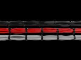 noir, rouge, et blanc câbles buché et lié avec zipties photo