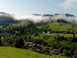 en volant plus de blanc des nuages et peu village photo