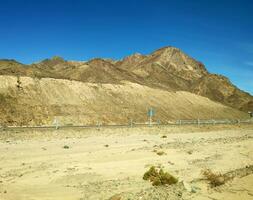 route Aller par Sinaï montagnes, collines et désert photo