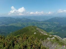 montagnes de pointe avec vert des champs photo