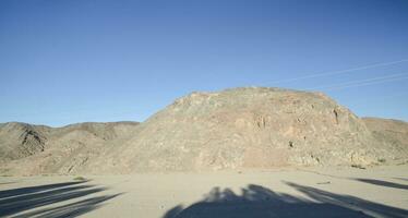 Sahara rochers et collines avec des arbres ombres photo