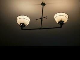 vieux ancien les lampes sur le mur dans une foncé pièce arrière-plan, sombre lumière photo