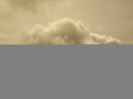 Célibataire duveteux nuage plus de le coucher du soleil ciel. duveteux cumulus nuage forme photo, sombre cloudscape Contexte photo