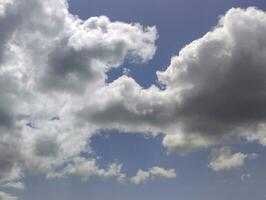 blanc des nuages plus de bleu ciel Contexte. duveteux cumulus cloudscape photo
