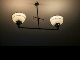 vieux ancien les lampes sur le mur dans une foncé pièce arrière-plan, sombre lumière photo