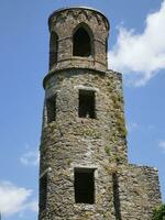 vieux celtique Château la tour plus de bleu ciel arrière-plan, boniment Château dans Irlande, celtique forteresse photo