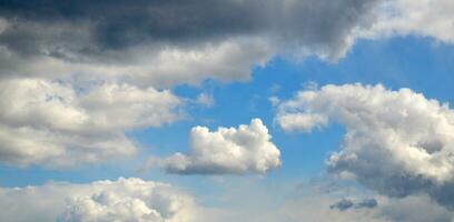 blanc cumulus des nuages parmi foncé pluie des nuages photo