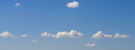 des nuages dans le ciel modèle photo