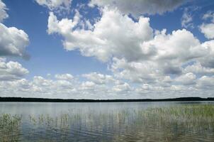 Lac en dessous de été des nuages photo