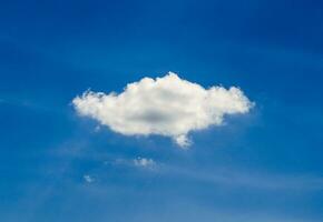 Célibataire blanc nuage dans le bleu ciel photo