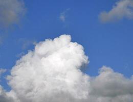 blanc duveteux nuage plus de bleu ciel arrière-plan, magnifique paradis photo