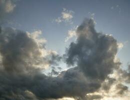 orageux ciel avec blanc et gris des nuages arrière-plan, magnifique paradis photo