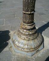 vieux bronze colonne dans Paris, France photo