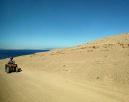 équitation une quad bicyclette dans Egypte photo