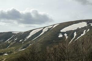 sommets de montagnes couverts de neige photo