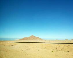 volcan dans le désert et une route photo