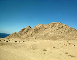 désert terre avec montagnes et mer photo