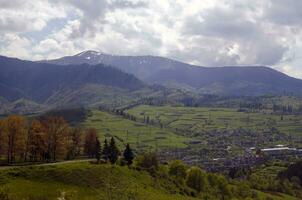 magnifique montagnes et collines avec les bois et pelouses photo