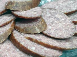 saucisse plat proche voir, tranché Viande pour dîner photo