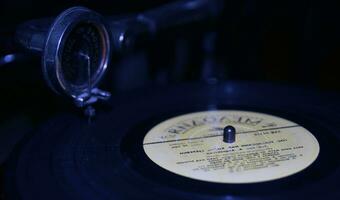 noir vinyle disque sur une gramophone Contexte photo