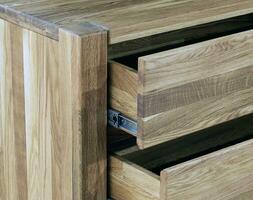 ouvert en bois tiroirs avec curseurs proche vue photo, en bois éco meubles éléments Contexte. solide bois meubles détails photo