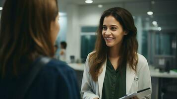 femelle médecin avec presse-papiers parlant à souriant femme patient discuter quelque chose à hôpital. médicament et soins de santé concepts. génératif ai photo