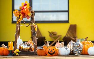 l'automne décor sur le porche de le maison à l'extérieur dans le Cour de citrouille, lanterne, guirlandes, Chapeaux, jack lanterne. Halloween faire la fête, l'automne humeur, récolte Festival photo