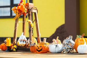 l'automne décor sur le porche de le maison à l'extérieur dans le Cour de citrouille, lanterne, guirlandes, Chapeaux, jack lanterne. Halloween faire la fête, l'automne humeur, récolte Festival photo