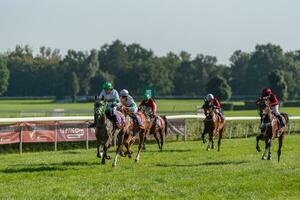 wrocław, Pologne - SEP dix, 2023 - jockeys en compétition sur wroclaw course Piste photo