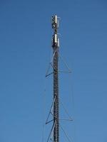 tour d'antenne aérienne sur ciel bleu photo