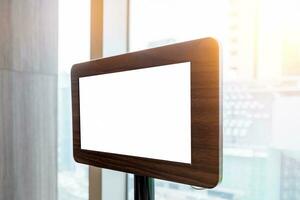 tablette Vide écran sur table avec le moderne menu commande photo