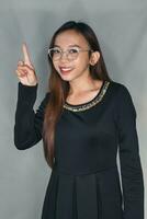 jolie Jeune fille balinais asiatique, indonésien fille affaires pose modèle pour publicité lunettes, soin de la peau mode style photo