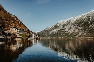 spectaculaire vue sur hallstatt village reflétant dans Montagne Lac photo