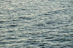 le océan est calme et bleu avec vagues photo