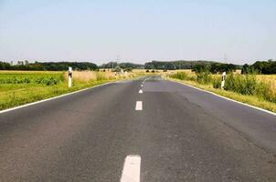 un vide route avec une blanc ligne sur il photo