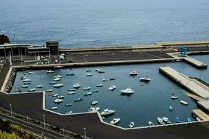 une Marina avec beaucoup bateaux amarré dans il photo