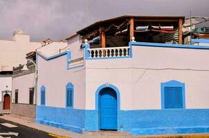 une bleu et blanc maison avec une balcon photo