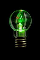 une vert lumière ampoule avec une noir Contexte photo