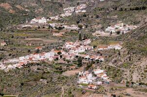 une village dans le montagnes avec une petit ville photo