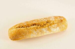 une pain de pain sur une blanc surface photo