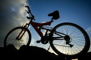 une vélo est montré contre une bleu ciel photo