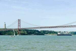 une pont plus de une rivière photo