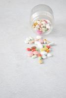 Gros plan de nombreuses pilules et capsules colorées photo