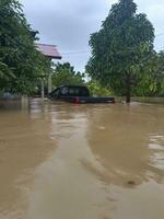 voiture submergé dans inonder photo